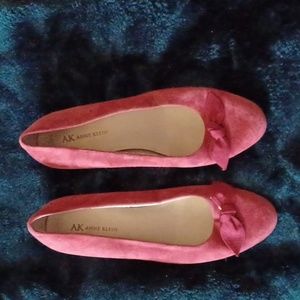 Ann Klein flocked fabric flats - size 8